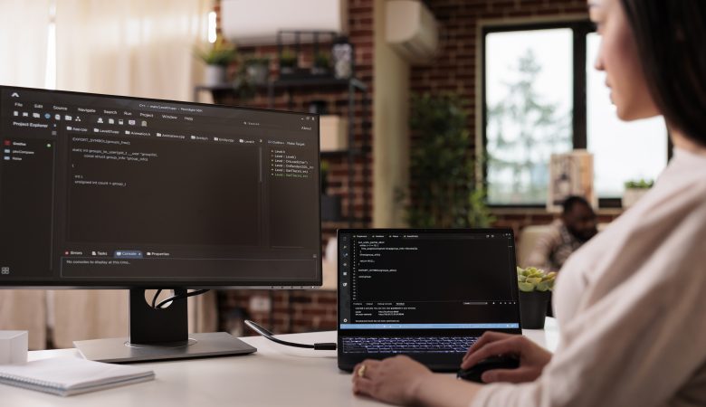 Si të ndryshoni zonën kohore PHP duke përdorur php.ini?
